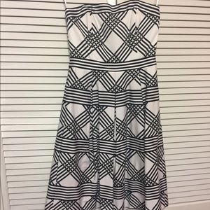 Strapless, black and white dress, with pockets.
